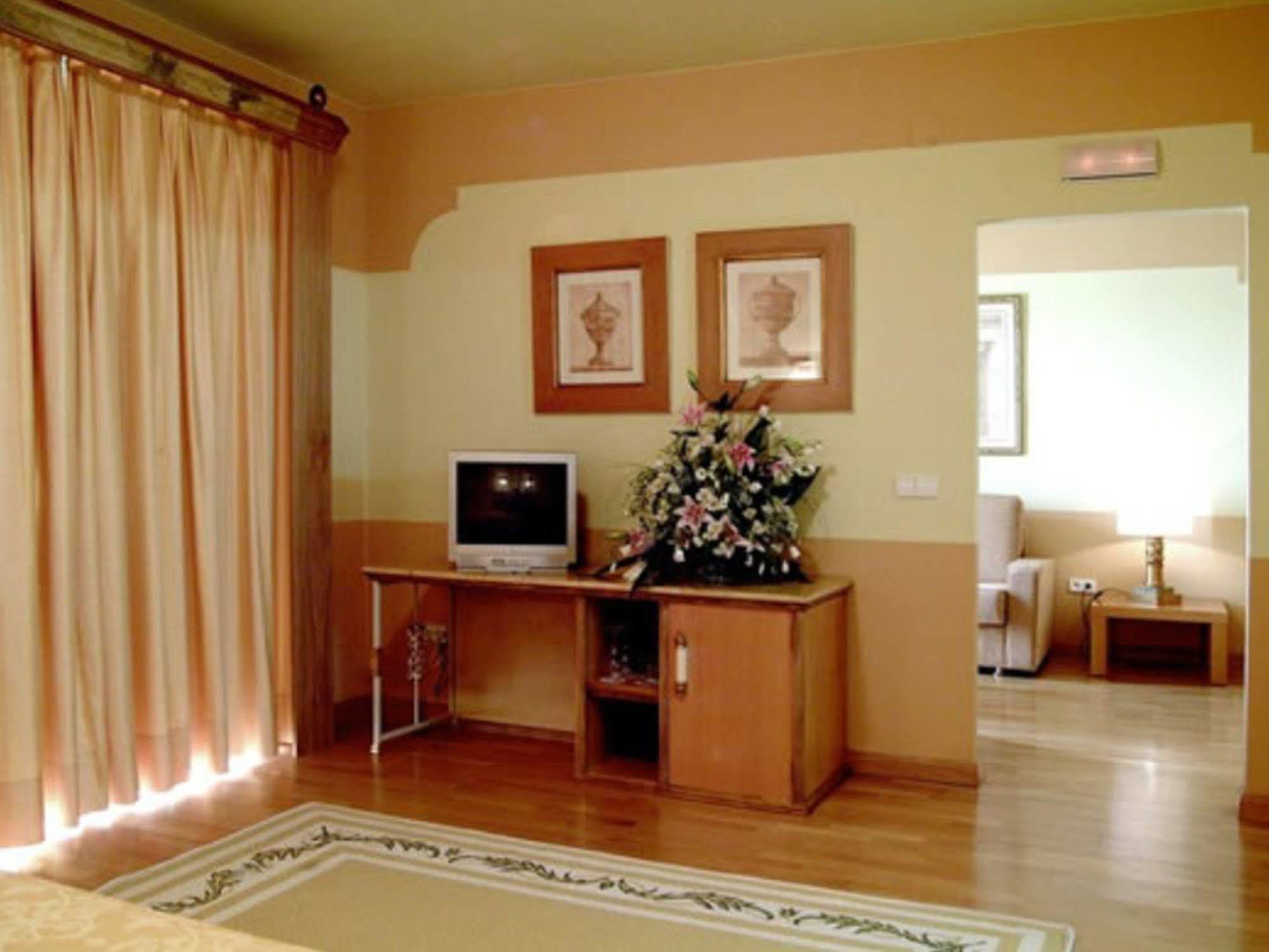 Hotel Fuente Las Piedras カブラ エクステリア 写真